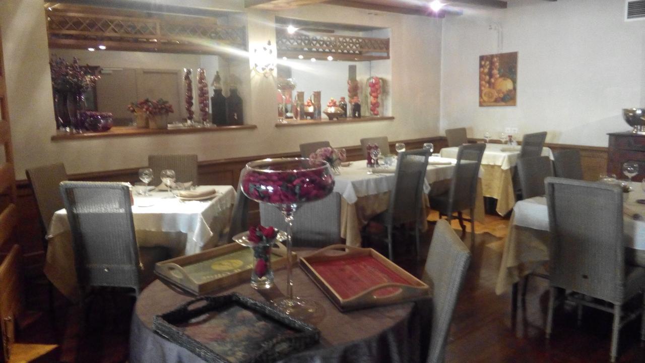 Auberge Fleurie Montsalvy Bagian luar foto