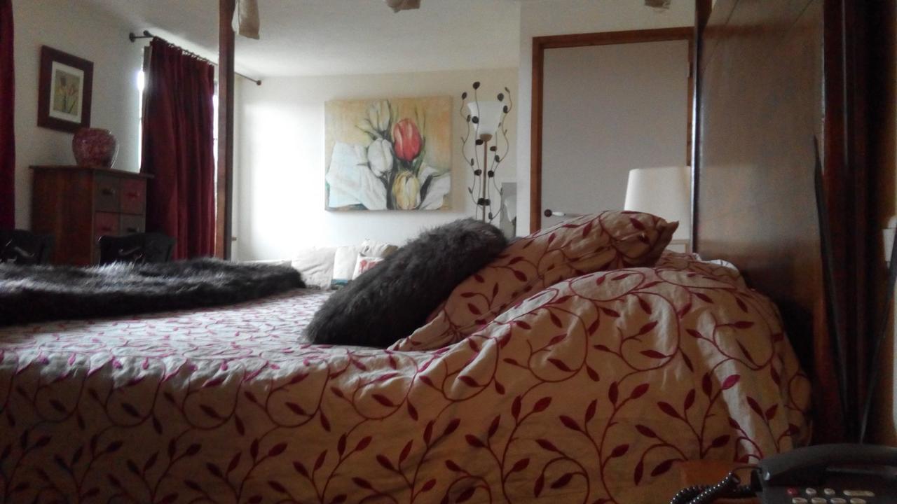 Auberge Fleurie Montsalvy Bagian luar foto