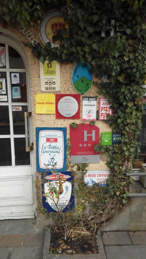 Auberge Fleurie Montsalvy Bagian luar foto